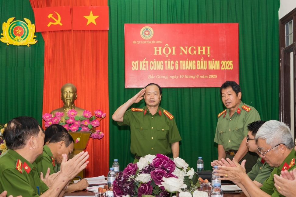 Hội Cựu CAND tỉnh Bắc Giang sơ kết công tác 6 tháng đầu năm và trao Huy hiệu cho hội viên