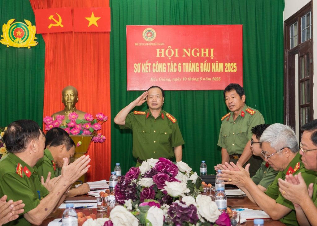 Hội Cựu CAND tỉnh Bắc Giang sơ kết công tác 6 tháng đầu năm và trao Huy hiệu cho hội viên
