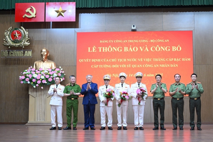 Bộ Công an thông báo và công bố quyết định thăng cấp bậc hàm cấp Tướng đối với 4 đồng chí Thứ trưởng