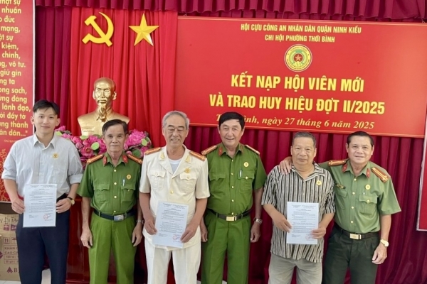 Cần Thơ: Chi hội Cựu CAND phường Thới Bình và Cái Khế kết nạp hội viên mới