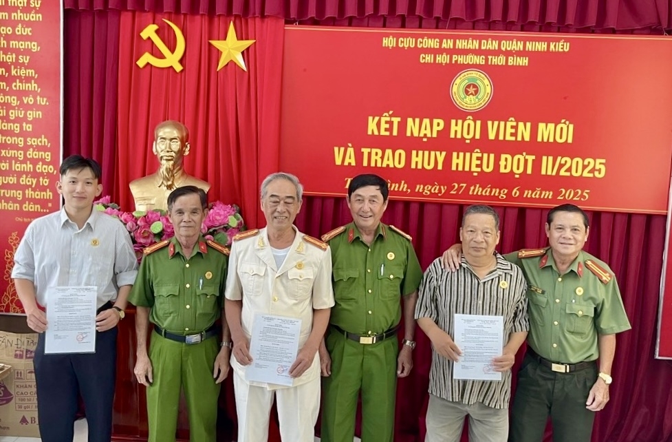 Cần Thơ: Chi hội Cựu CAND phường Thới Bình và Cái Khế kết nạp hội viên mới