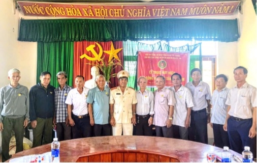 Bình Định: Hội Cựu CAND huyện Tuy Phước trao Huy hiệu cho hội viên