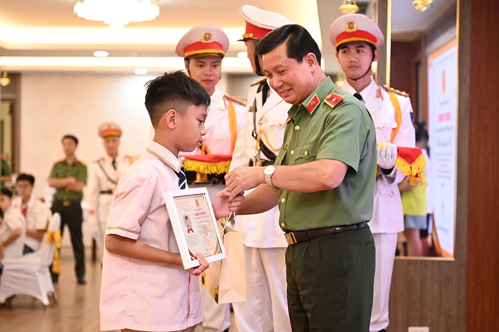 Bộ Tư lệnh Cảnh vệ tuyên dương con cán bộ, chiến sĩ có thành tích học tập xuất sắc