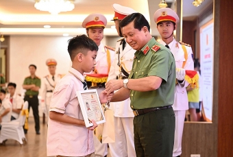 Bộ Tư lệnh Cảnh vệ tuyên dương con cán bộ, chiến sĩ có thành tích học tập xuất sắc