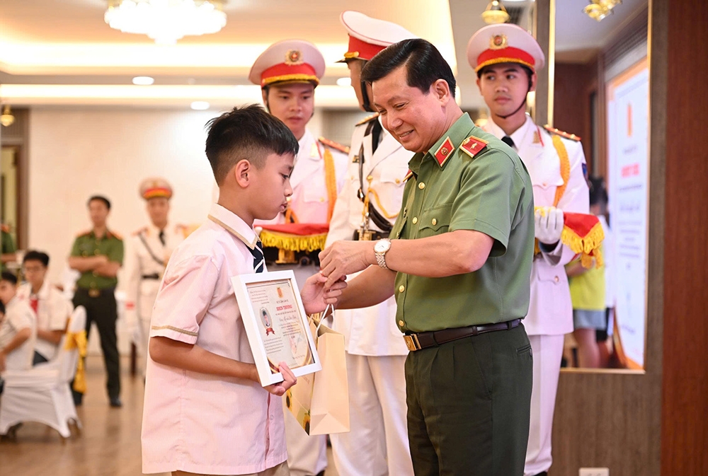 Bộ Tư lệnh Cảnh vệ tuyên dương con cán bộ, chiến sĩ có thành tích học tập xuất sắc