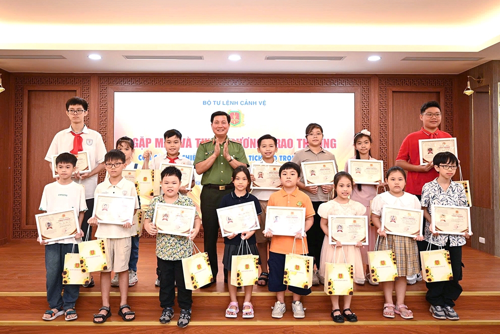 Bộ Tư lệnh Cảnh vệ tuyên dương con cán bộ, chiến sĩ có thành tích học tập xuất sắc