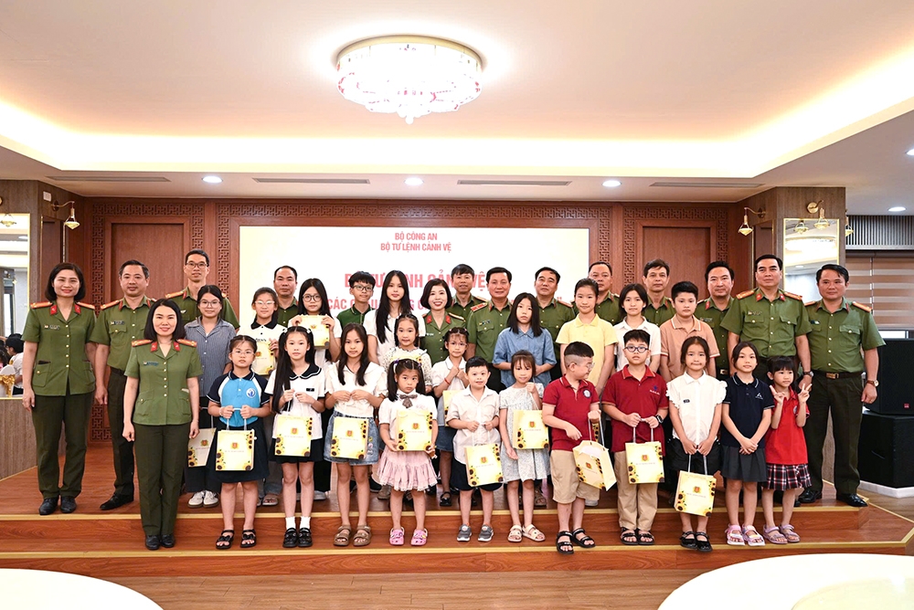 Bộ Tư lệnh Cảnh vệ tuyên dương con cán bộ, chiến sĩ có thành tích học tập xuất sắc