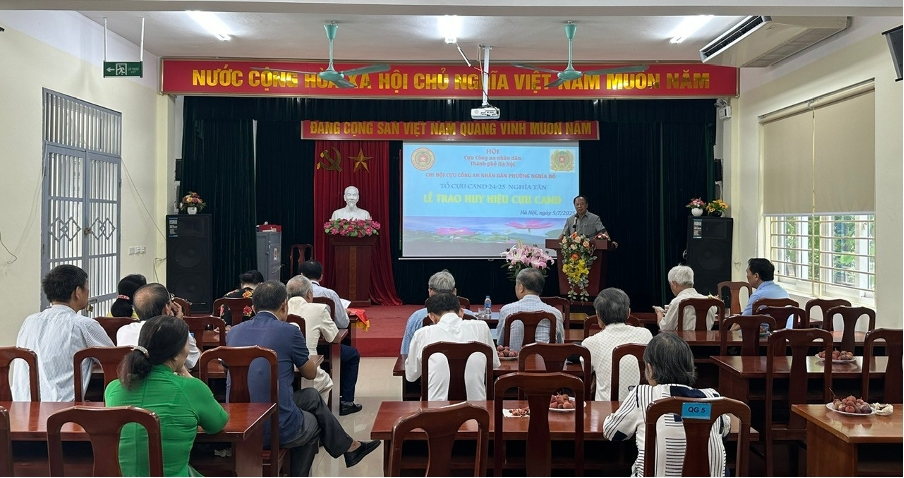 Hà Nội: Chi hội Cựu CAND phường Nghĩa Đô trao Huy hiệu cho hội viên Hà Nội: Chi hội Cựu CAND phường Nghĩa Đô trao Huy hiệu cho hội viên