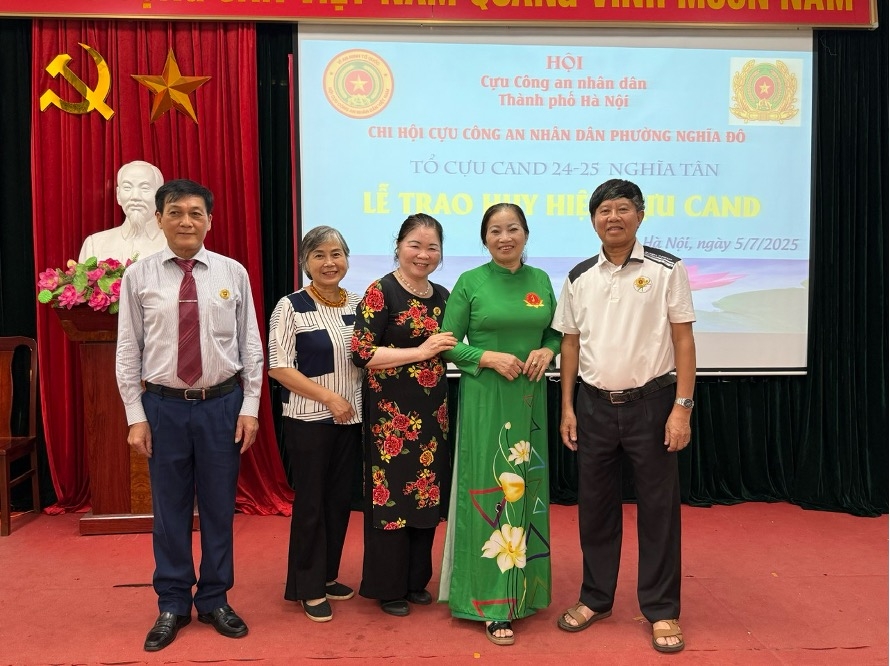 Hà Nội: Chi hội Cựu CAND phường Nghĩa Đô trao Huy hiệu cho hội viên