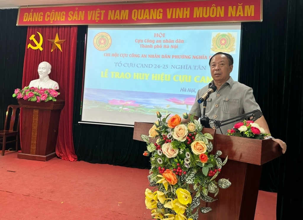 Hà Nội: Chi hội Cựu CAND phường Nghĩa Đô trao Huy hiệu cho hội viên