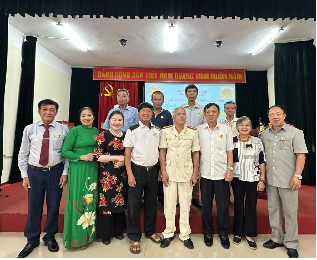 Hà Nội: Chi hội Cựu CAND phường Nghĩa Đô trao Huy hiệu cho hội viên Hà Nội: Chi hội Cựu CAND phường Nghĩa Đô trao Huy hiệu cho hội viên