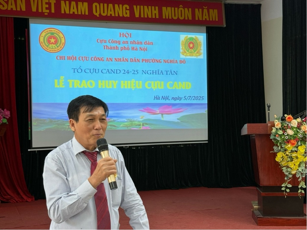 Hà Nội: Chi hội Cựu CAND phường Nghĩa Đô trao Huy hiệu cho hội viên
