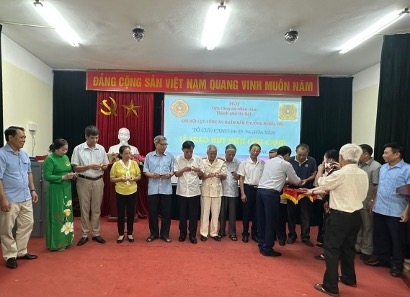 Hà Nội: Chi hội Cựu CAND phường Nghĩa Đô trao Huy hiệu cho hội viên Hà Nội: Chi hội Cựu CAND phường Nghĩa Đô trao Huy hiệu cho hội viên
