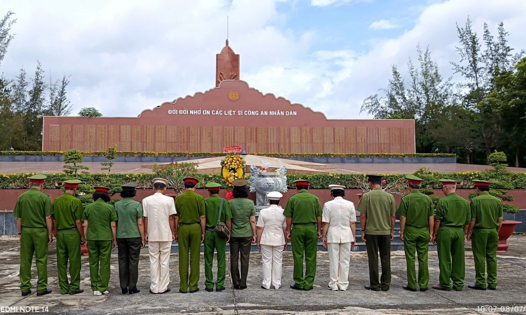Hội Cựu CAND tỉnh Khánh Hòa tổ chức về nguồn, viếng nghĩa trang liệt sỹ đồi 82