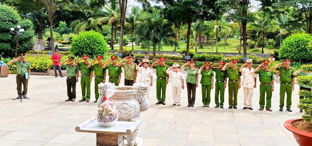 Hội Cựu CAND tỉnh Khánh Hòa tổ chức về nguồn, viếng nghĩa trang liệt sỹ đồi 82
