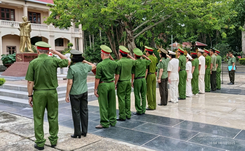 Hội Cựu CAND tỉnh Khánh Hòa tổ chức về nguồn, viếng nghĩa trang liệt sỹ đồi 82