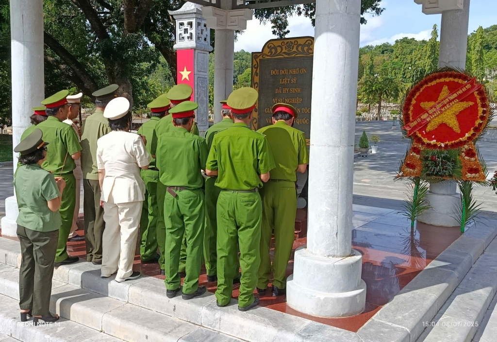 Hội Cựu CAND tỉnh Khánh Hòa tổ chức về nguồn, viếng nghĩa trang liệt sỹ đồi 82