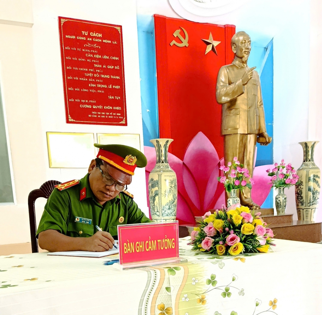 Hội Cựu CAND tỉnh Khánh Hòa tổ chức về nguồn, viếng nghĩa trang liệt sỹ đồi 82