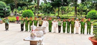 Hội Cựu CAND tỉnh Khánh Hòa tổ chức về nguồn, viếng nghĩa trang liệt sỹ đồi 82