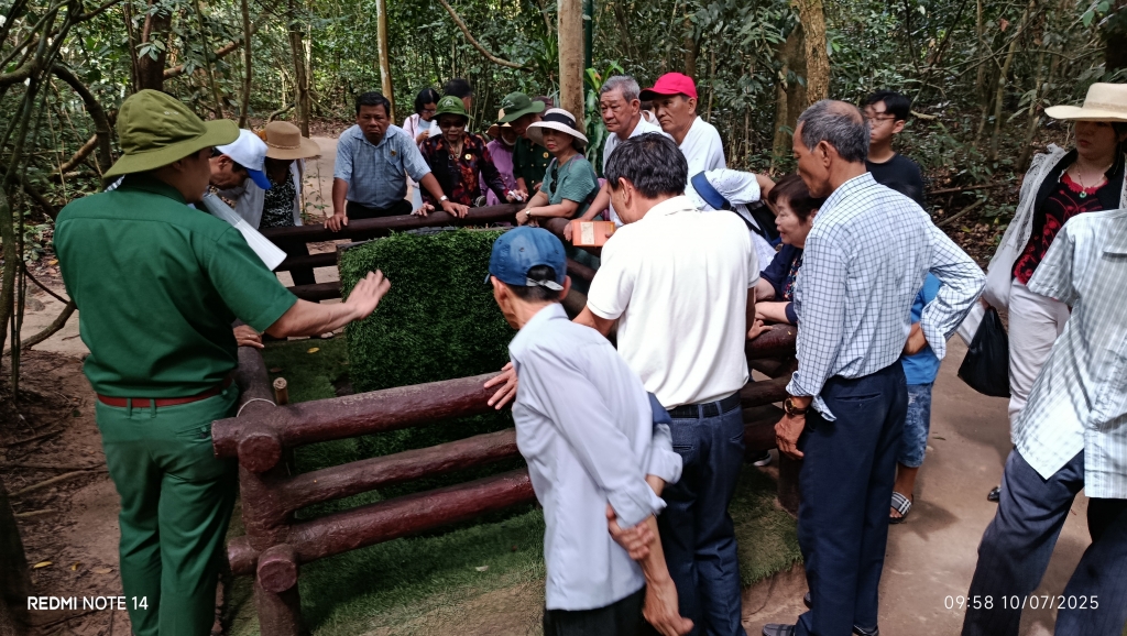 Đoàn Cựu CAND tỉnh Khánh Hoà thăm khu di tích Địa đạo Củ Chi, dâng hương tại Đền Bến Dược