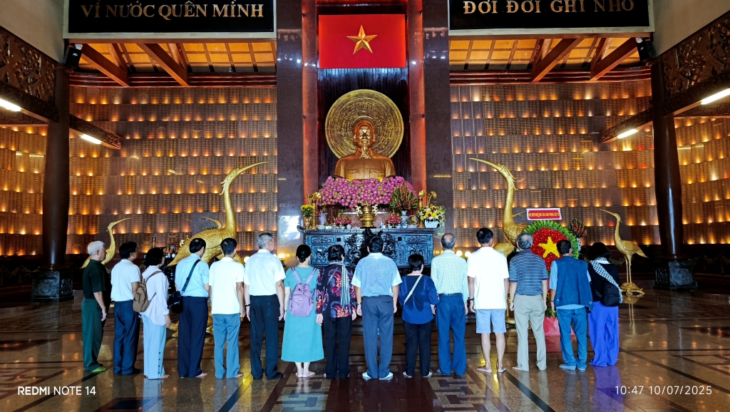 Đoàn Cựu CAND tỉnh Khánh Hoà thăm khu di tích Địa đạo Củ Chi, dâng hương tại Đền Bến Dược