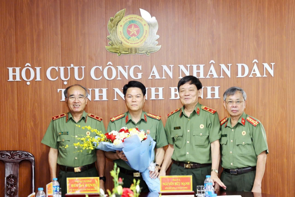 BCH lâm thời Hội Cựu CAND tỉnh Ninh Bình ra nghị quyết và thông qua đề án sáp nhập Hội 3 tỉnh