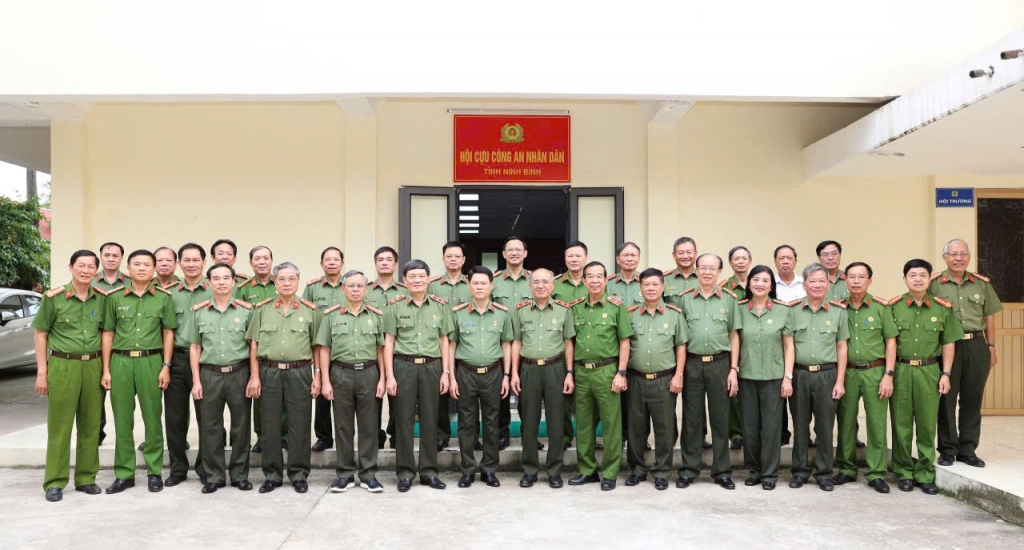 BCH lâm thời Hội Cựu CAND tỉnh Ninh Bình ra nghị quyết và thông qua đề án sáp nhập Hội 3 tỉnh