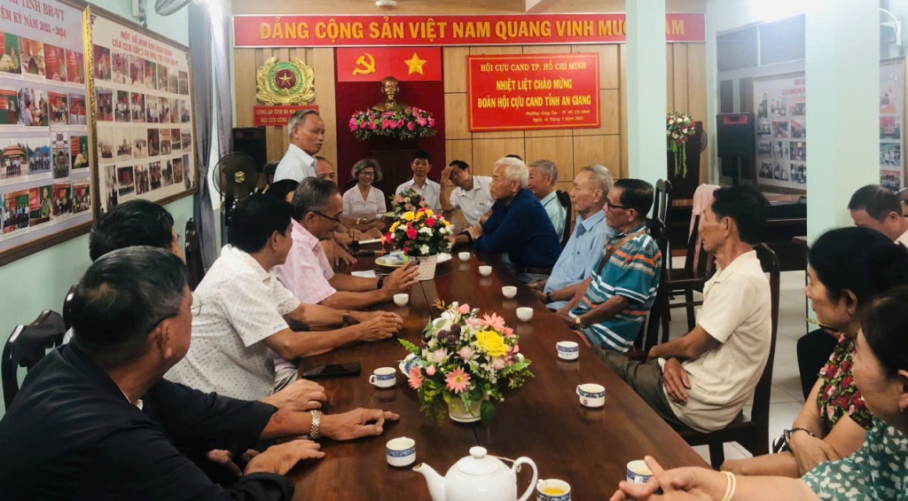 Hội Cựu CAND tỉnh An Giang giao lưu và trao đổi kinh nghiệm công tác với Hội Cựu CAND Tp.HCM cụm 2 Hội Cựu CAND tỉnh An Giang giao lưu và trao đổi kinh nghiệm công tác với Hội Cựu CAND Tp.HCM cụm 2