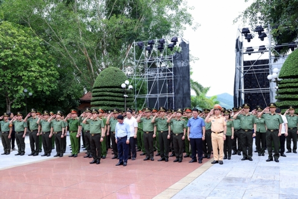 Đoàn đại biểu Đảng ủy Công an Trung ương, Bộ Công an dâng hoa, dâng hương tại Khu di tích lịch sử CAND