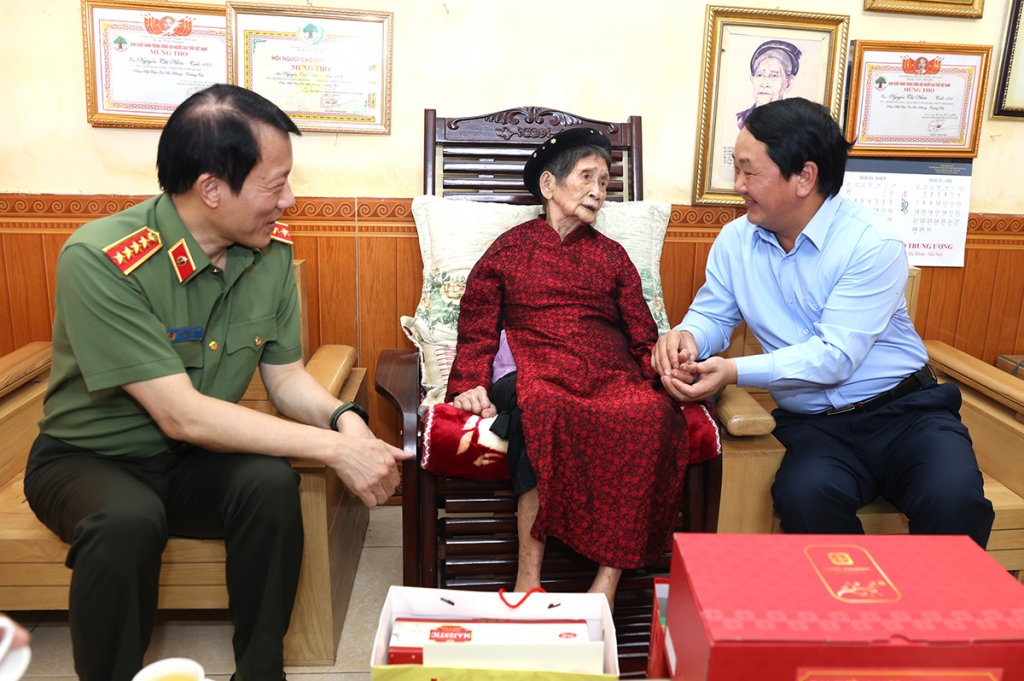 Khắc ghi công ơn, tiếp bước truyền thống anh hùng