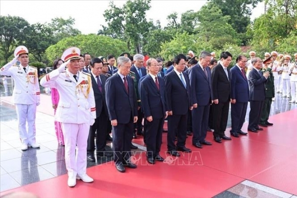 Lãnh đạo Đảng, Nhà nước dâng hương tưởng niệm các Anh hùng liệt sĩ và vào Lăng viếng Chủ tịch Hồ Chí Minh