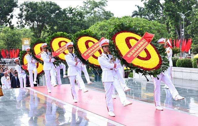 Lãnh đạo Đảng, Nhà nước dâng hương tưởng niệm các Anh hùng liệt sĩ và vào Lăng viếng Chủ tịch Hồ Chí Minh Chú thích ảnh