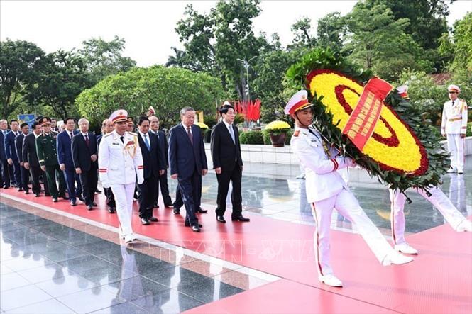 Lãnh đạo Đảng, Nhà nước dâng hương tưởng niệm các Anh hùng liệt sĩ và vào Lăng viếng Chủ tịch Hồ Chí Minh Chú thích ảnh