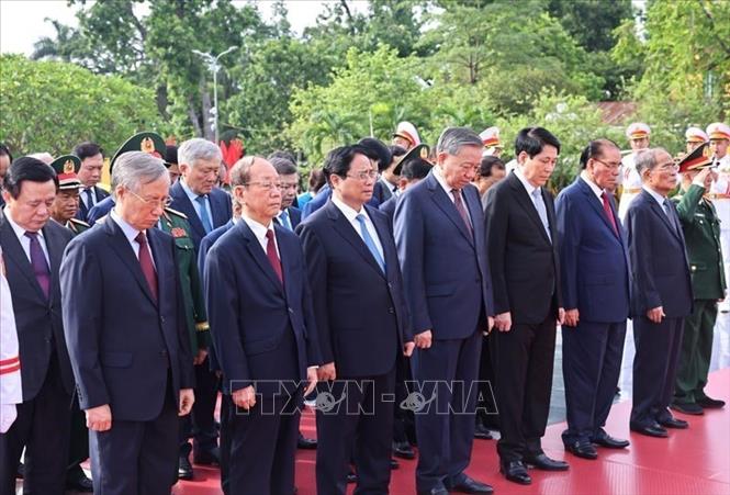 Lãnh đạo Đảng, Nhà nước dâng hương tưởng niệm các Anh hùng liệt sĩ và vào Lăng viếng Chủ tịch Hồ Chí Minh Chú thích ảnh