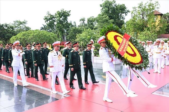 Lãnh đạo Đảng, Nhà nước dâng hương tưởng niệm các Anh hùng liệt sĩ và vào Lăng viếng Chủ tịch Hồ Chí Minh Chú thích ảnh