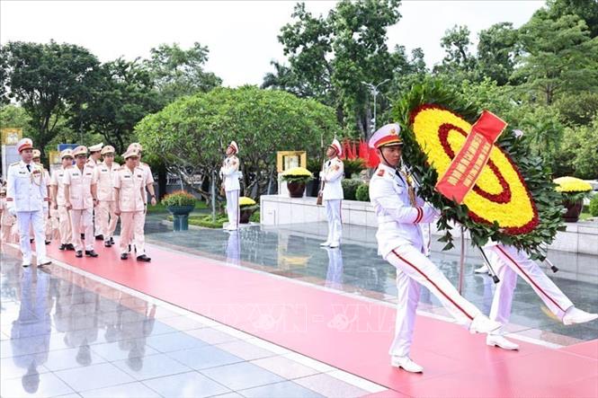 Lãnh đạo Đảng, Nhà nước dâng hương tưởng niệm các Anh hùng liệt sĩ và vào Lăng viếng Chủ tịch Hồ Chí Minh Chú thích ảnh