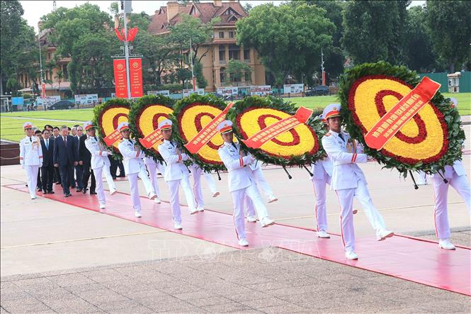 Lãnh đạo Đảng, Nhà nước dâng hương tưởng niệm các Anh hùng liệt sĩ và vào Lăng viếng Chủ tịch Hồ Chí Minh Chú thích ảnh
