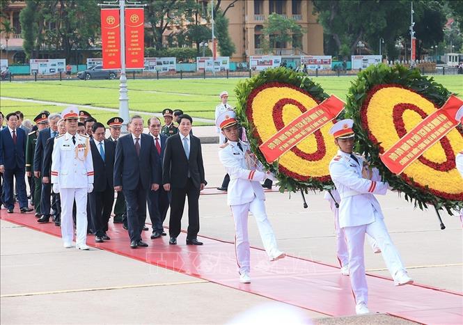 Lãnh đạo Đảng, Nhà nước dâng hương tưởng niệm các Anh hùng liệt sĩ và vào Lăng viếng Chủ tịch Hồ Chí Minh Chú thích ảnh