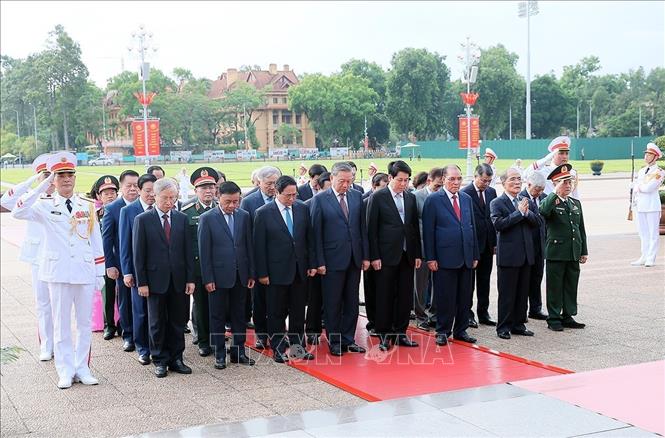 Lãnh đạo Đảng, Nhà nước dâng hương tưởng niệm các Anh hùng liệt sĩ và vào Lăng viếng Chủ tịch Hồ Chí Minh Chú thích ảnh