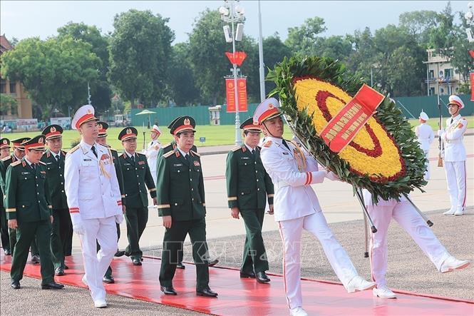 Lãnh đạo Đảng, Nhà nước dâng hương tưởng niệm các Anh hùng liệt sĩ và vào Lăng viếng Chủ tịch Hồ Chí Minh Chú thích ảnh