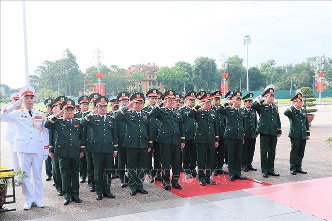 Lãnh đạo Đảng, Nhà nước dâng hương tưởng niệm các Anh hùng liệt sĩ và vào Lăng viếng Chủ tịch Hồ Chí Minh Chú thích ảnh