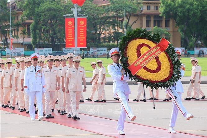 Lãnh đạo Đảng, Nhà nước dâng hương tưởng niệm các Anh hùng liệt sĩ và vào Lăng viếng Chủ tịch Hồ Chí Minh Chú thích ảnh