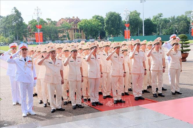 Lãnh đạo Đảng, Nhà nước dâng hương tưởng niệm các Anh hùng liệt sĩ và vào Lăng viếng Chủ tịch Hồ Chí Minh Chú thích ảnh
