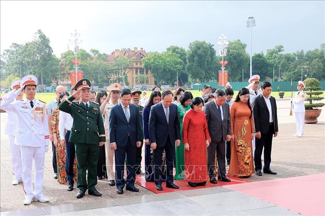 Lãnh đạo Đảng, Nhà nước dâng hương tưởng niệm các Anh hùng liệt sĩ và vào Lăng viếng Chủ tịch Hồ Chí Minh Chú thích ảnh