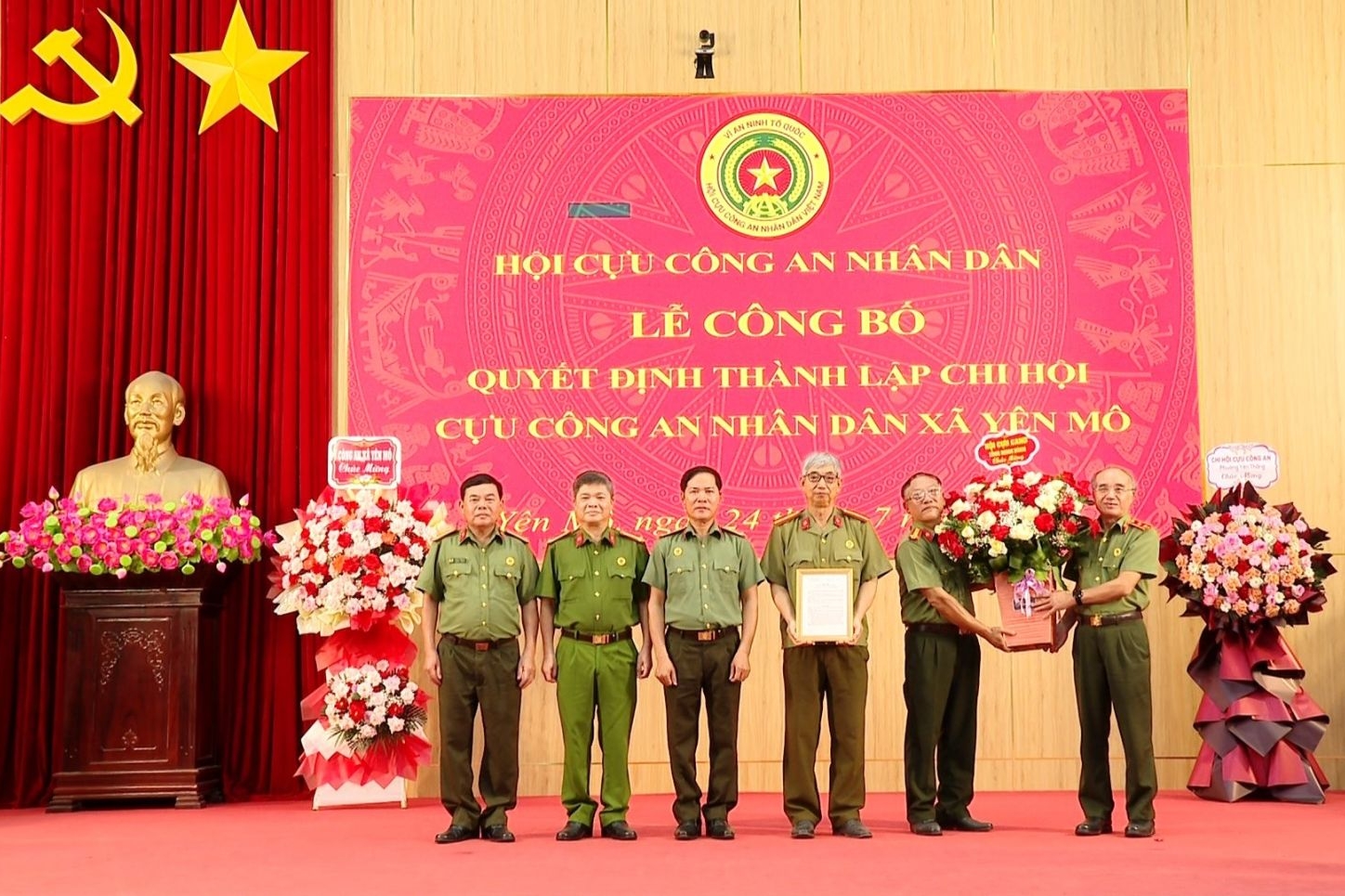 Ninh Bình: Công bố quyết định thành lập Chi hội Cựu CAND xã Yên Mô và khánh thành 2 nhà tình nghĩa