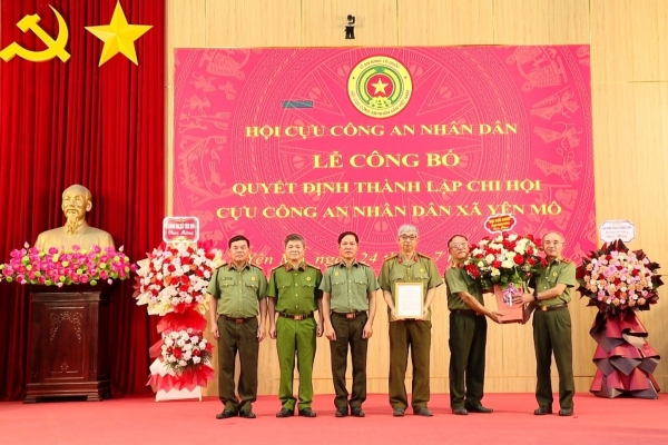 Ninh Bình: Công bố quyết định thành lập Chi hội Cựu CAND xã Yên Mô và khánh thành 2 nhà tình nghĩa