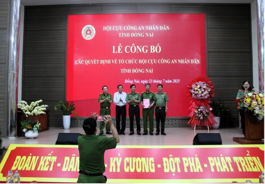 Phường Long Khánh đại diện tổ chức Lễ công bố các quyết định về công tác tổ chức, kiện toàn hệ thống Hội Cựu CAND tỉnh Đồng Nai