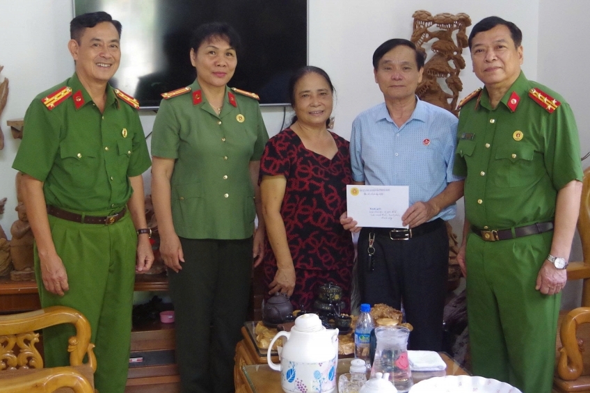 Hội Cựu CAND Hà Giang thăm hỏi, tặng quà thương binh, thân nhân liệt sĩ nhân dịp 27/7