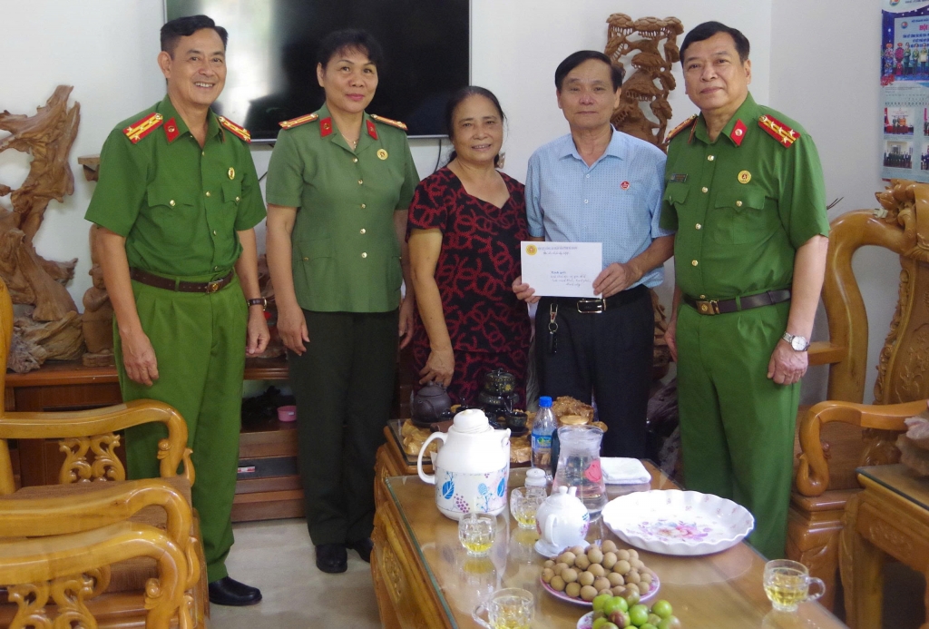 Hội Cựu CAND Hà Giang thăm hỏi, tặng quà thương binh, thân nhân liệt sĩ nhân dịp 27/7