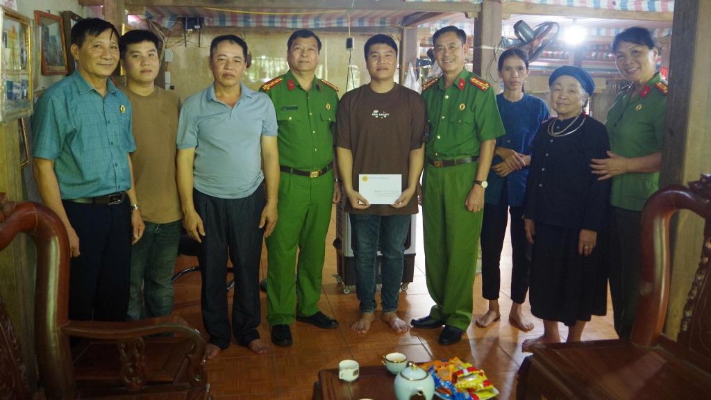Hội Cựu CAND Hà Giang thăm hỏi, tặng quà thương binh, thân nhân liệt sĩ nhân dịp 27/7